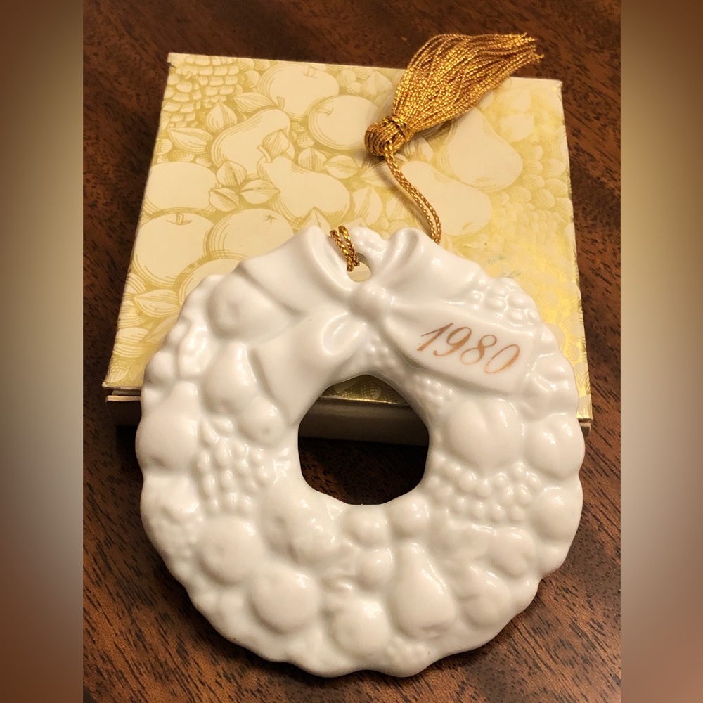 Avon 1980 Christmas Remembrance Wreath Ornament 14K